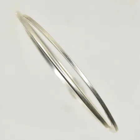 Armring Twosome cuff design Efva Attling, innermått 58x66 mm, bredd 4 mm, silver 925/1000. Vikt: 19,5 g
