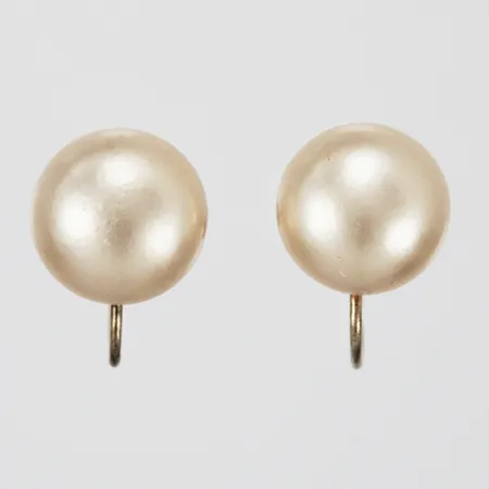 Ett par örhängen med plastpärlor, Ø 13mm, smed skruv, svensk importstämpel, silver Vikt: 4,2 g