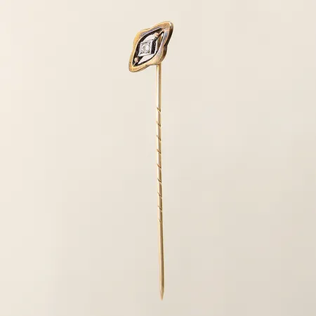Kravattnål med gammelslipad diamant ca 0,05ct längd 6,5cm 14K  Vikt: 1,3 g
