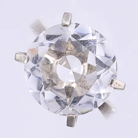 Ring med vit sten stl:19½, bredd 2-15mm, silver 925/1000 Bruttovikt: 6,1g Vikt: 6,1 g