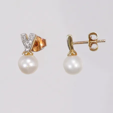 Ett par Örhängen med odlade saltvattenpärlor samt diamanter 10xca0,01ct 6x12mm 18K Vikt: 1,7 g
