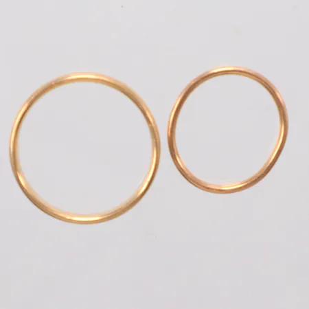 2 ringar släta stl:19¾, 15½ 18K Vikt: 8,1 g