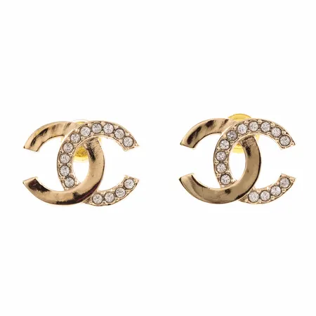 Örhängen Chanel CC-logo med vita stenar, modellnr B25P, bredd 14,2mm höjd 10,5mm, gulmetall. Inköpt 2025-02-28 för 6.110kr i butiken på Birger Jarlsgatan, Stockholm. Originalask, påse, kvitto. Fint skick.