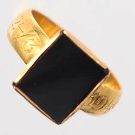 Klackring stl. 19¼, svart sten, gravyr, 23K Vikt: 6,5 g