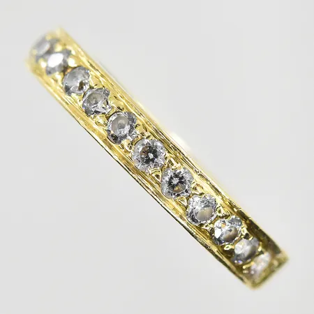 Ring med vita stenar stl 16, bredd 3 mm, 18K. Vikt: 2,8 g