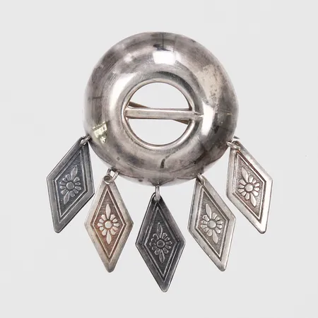 Dräktbrosch bucklig år 1946, längd ca 54mm, silver Vikt: 9,6 g