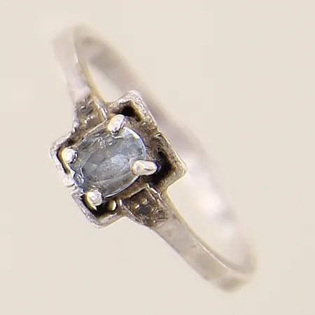 Ring med blå sten stl:18¼ bredd 1,8-7,2mm silver 925/1000 Vikt: 2,2 g