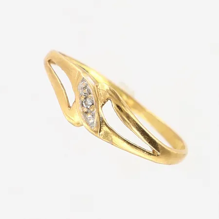Ring diamant ca 0,005ct stl:15¼ bredd 1-5mm, något skev skena, 18K. Vikt: 0,7 g