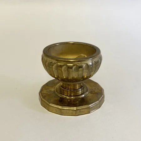 Ljusstake så kallad Gilleljusstake No 75 Skultuna Mässingsbruk höjd 6cm bruksslitage kartong med slitage.