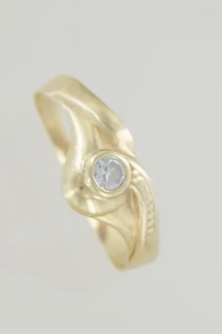 Ring stl:20 bredd 9 mm, ojämn 14k Vikt: 1,1 g