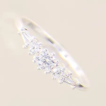 Ring med vita stenar stl:18 bredd 1,5-4,7mm silver 925/1000 Vikt: 1,4 g