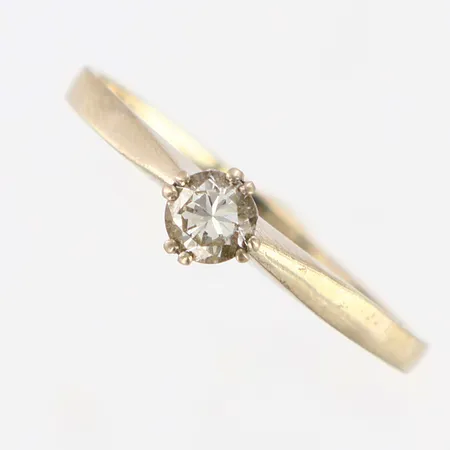 Ring diamant 0,36ct enligt gravyr stl:21 bredd 2-5mm vitguld, i behov av rodinering 18K. Vikt: 3,2 g
