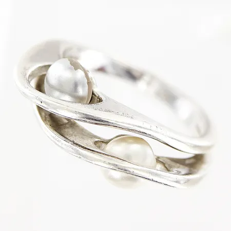 Ring stl:18½ bredd 2,5-6mm, imiterade pärlor med slitage, silver 925/1000. Vikt: 5,2 g
