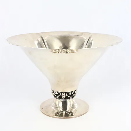 Skål på fot GAB höjd 16,5cm Ø25cm, år 1929, silver 830/1000  Vikt: 677,1 g