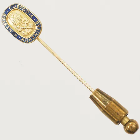 Slipsnål med emalj, längd 50mm bredd 9mm, Sporrong AB år 1976, något skev, lås i oädel metall, 18K bruttovikt 3,6g Vikt: 3,6 g