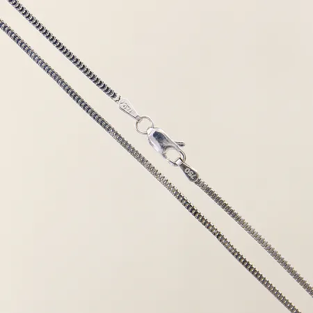 Kedja längd 40,5cm bredd 1,3mm något ojämn vitguld 18K Vikt: 3,3 g