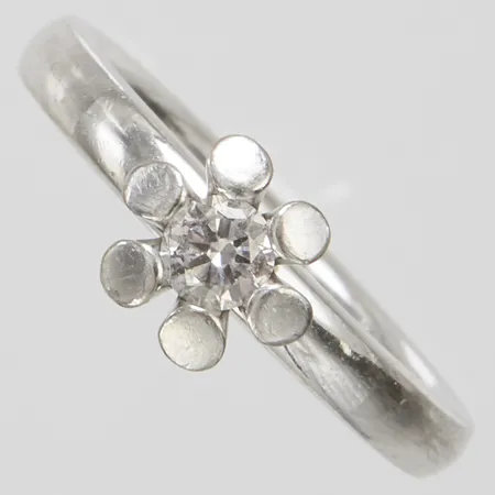 Enstensring med diamant 1 x 0,23ctv enligt gravyr stl 17¼, bredd 3-7,5mm, vitguld, personlig gravyr, 14K Vikt: 5,4 g
