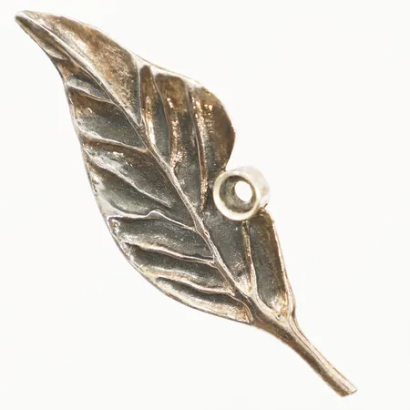 Brosch blad längd 57mm, bredd 23mm, sten saknas, silver 925/1000 Vikt: 7,8 g