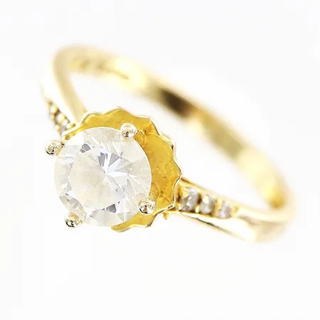 Ring med vita stenar stl:17, bredd 2-7mm, 14K  Vikt: 2,6 g