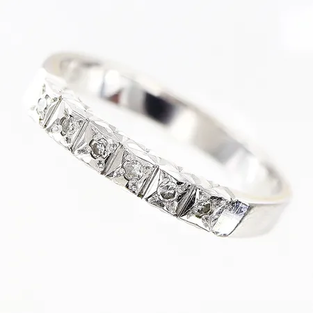 Ring halvallians vitguld med 6 diamanter 0,06ctv enligt gravyr, stl:16¼, bredd 2,5mm, 18K Vikt: 2,6 g