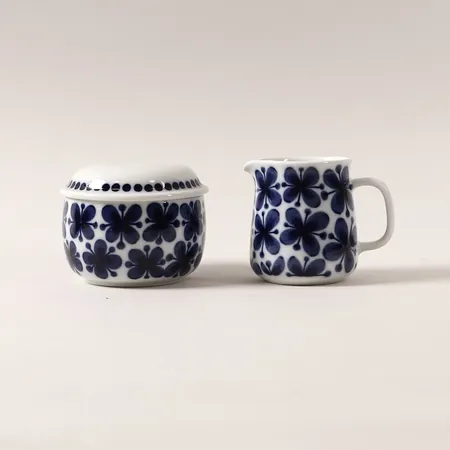 Sockerskål med lock och gräddkanna Mon Amie, Marianne Westman för Rörstrand, porslin, formgiven 1952, 60-tal, höjd: ca 8cm, Ø 9,5cm och 7cm. Vikt: 0 g Skickas med postpaket.