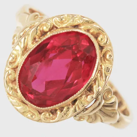Ring med syntetisk sten, otydliga stämplar 1945, stl: 18 ¼, 18K Vikt: 4,2 g