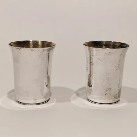 2 Bägare höjd 5,5cm, förgylld insida, gravyrer Silver 925/1000 Vikt: 55,5 g