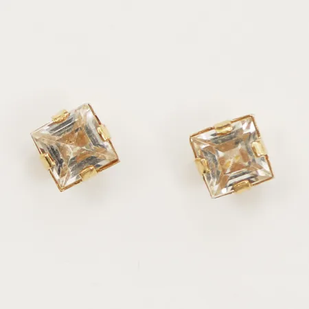 Ett par örhängen med bergkristaller Ø5,6mm, saknas en snurrebuss 18K Vikt: 1 g