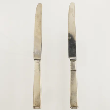 Två Förrättsknivar modell Rosenholm längd 16,5cm blad i rostfritt stål, Guldsmedsaktiebolaget I Stockholm, silver 830/1000, bruttovikt: 48,1g.
