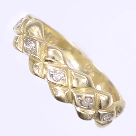Ring med flätad dekor och vita stenar stl 16½ bredd 2-5mm skev form 14K Vikt: 1,9 g