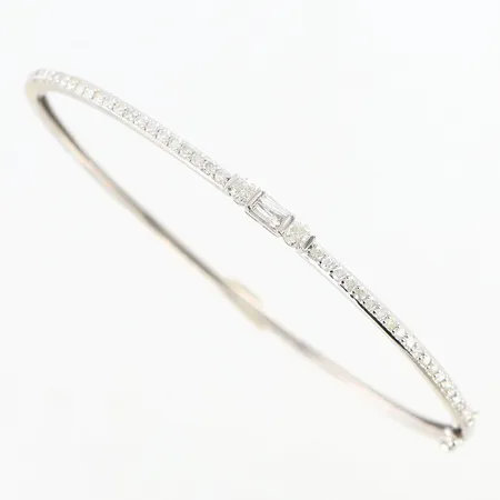 Stelt armband med diamanter ca 0,60ctv, vitguld, öppningsbart, Ø60mm, bredd ca 2-3mm, 18K Vikt: 5,5 g