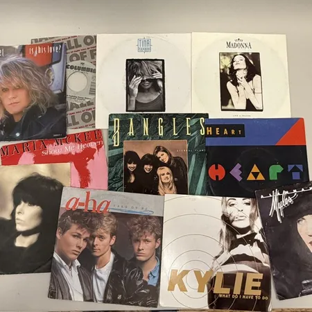 9 Lp-skivor, 20 Singlar, bla Madonna, Roxette, Cyndi Lauper, nått fodral saknas, skador, repor Skickas med paket.