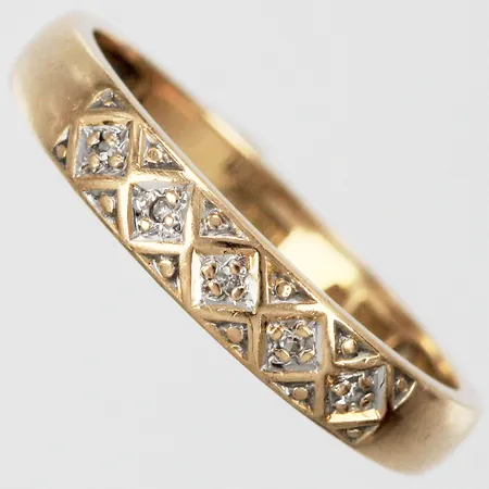 Ring med diamanter ca 5x0,005ct 8/8-slipning, stl: 15½, bredd ca 2-4mm, 18K Vikt: 1,6 g