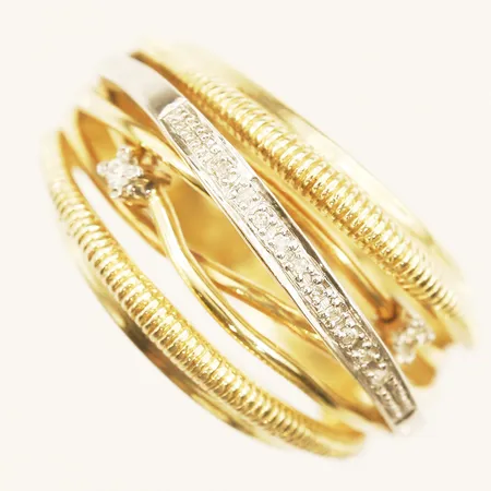 Ring med diamanter 2 x ca 0,01ct 10 x ca 0,005ct, stl:17¼ bredd 6,5-13,5mm, tvåfärgad 14K Vikt: 5,1 g