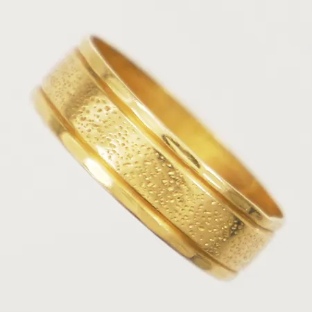 Ring med mönsterdekor stl:17¼ bredd 5,6mm skev 18K Vikt: 2,3 g