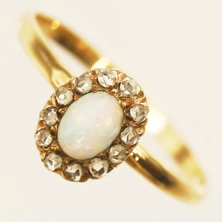 Ring med opal samt diamanter 12x0,01ct stl:19 bredd 2-9,5mm ostämplad 18K  Vikt: 2,3 g