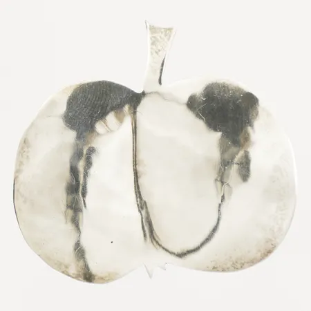Brosch äpple längd 30mm, bredd 28mm Bengt Liljedahl Formgivare & Silversmed År 1980 925/1000 Silver Vikt: 7,4 g