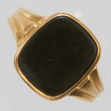 Ring med onyx stl 17, bredd 2,5-13,5mm, skev skena, 18K, bruttovikt: 3,2g Vikt: 3,2 g