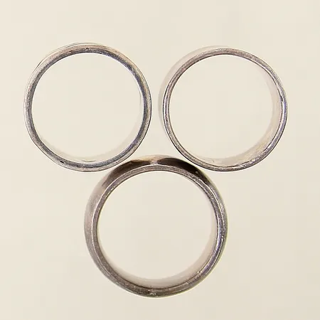 Ringar tre stycken släta/dekor stl: 16¾/17/18½ silver 925/1000 Vikt: 29,5 g