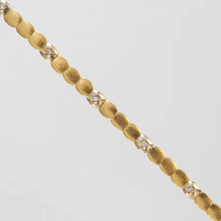 Armband med diamanter 7 x ca 0,02ct längd 19,5cm, bredd 5mm, 18K Vikt: 12,3 g