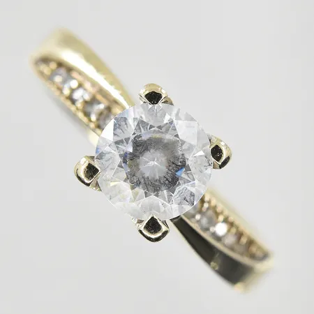 Ring med vita stenar stl 15½, bredd 3-7 mm, ostämplad, 14K. Vikt: 3,2 g