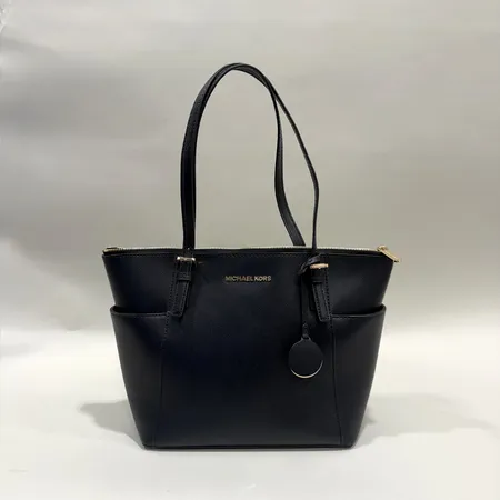 Väska Michael Kors beslag i gulmetall mått ca 25x36x10,5cm läder, något synliga trådar vid ena hörnet av dragkedjan, läder med minimalt ytslitage, inga tillbehör 