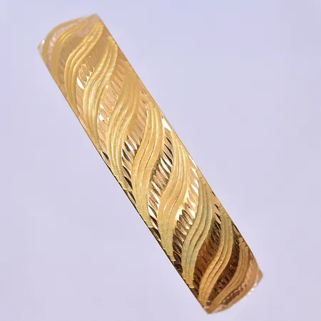 Armring Ø69 mm, bredd 15 mm klämskador 22K. Vikt: 14,4 g