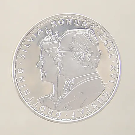 Minnesmynt 200 kronor Kung Carl XVI Gustaf Drottning Silvia Ø36mm år 2001 faktablad etui silver 925/1000 Vikt: 27,1 g