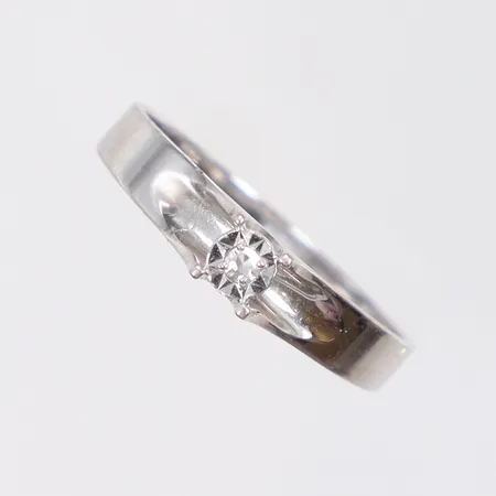 Ring i vitguld med diamant 1xca0,02ct stl:16¼ bredd 2-3mm GFAB 18K Vikt: 1,7 g