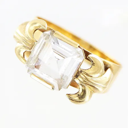 Ring med sten stl:17, bredd 3,5-8,5mm, 18K Vikt: 3,1 g