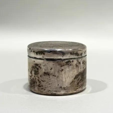Dosa med lock höjd 4,5cm Ø57mm bucklig/repig silver 830/1000 Vikt: 70,8 g