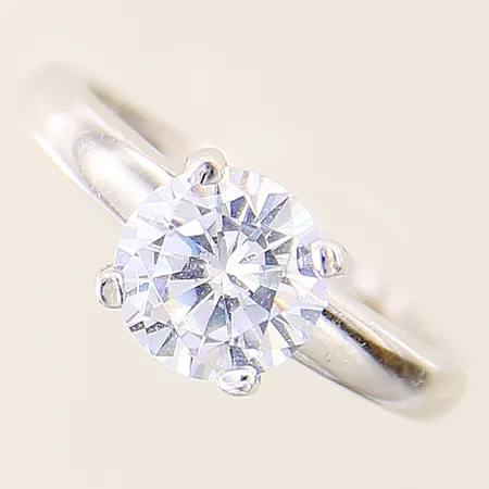 Ring med vit sten stl:16¾ bredd 2,3-8mm något skev skena silver 925/1000 Vikt: 3,3 g