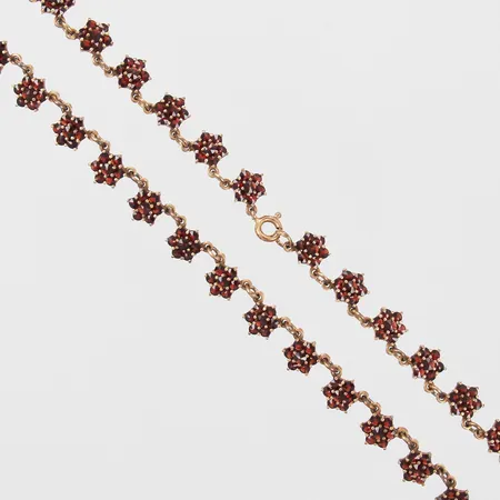 Collier med granater längd ca 43cm, bredd ca 8mm, silver Vikt: 23,9 g