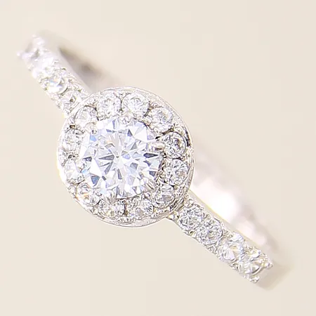 Ring med vita stenar GHA stl:19¼ bredd 2,5-8,4mm silver 925/1000 Vikt: 3 g